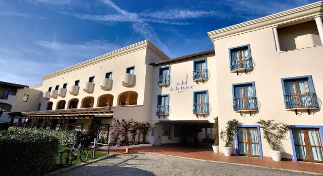 Cala Della Torre Resort, Забронировать Курортный отель Отели Синискола с парковкой, Парковка