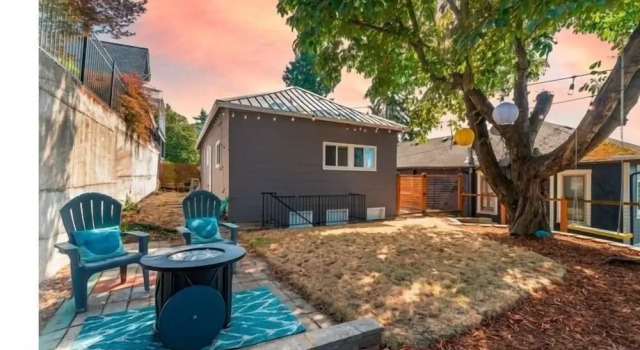 "the Fremont Overlook" W/ Nifty Backyard & Firepit 2 Bedroom Home by RedAwning, Rezerwuj Hotel Fremont Seattle, w pobliżu Guidepost