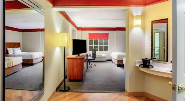 Четырёхместный номер Deluxe La Quinta by Wyndham Raleigh/Durham Southpoint