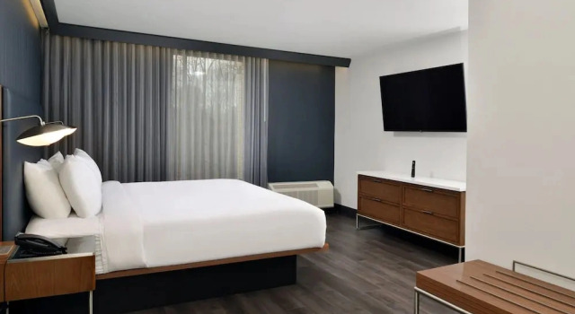 Двухместный люкс Courtyard by Marriott Raleigh Cary Crossroads