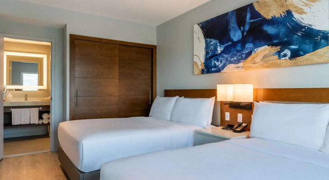 Четырёхместный люкс c 1 комнатой Embassy Suites By Hilton Aruba Beach Resort