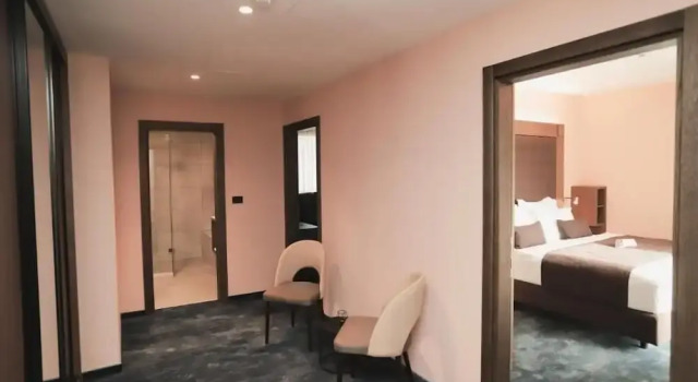 Четырёхместный семейный номер Standard с балконом Hotel Bernarda