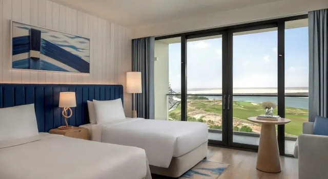 Люкс с 2 комнатами с балконом и с видом на море Отель Crowne Plaza Abu Dhabi Yas Island by IHG