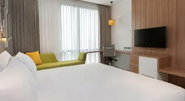 Люкс с видом на бассейн Holiday Inn & Suites Saigon Airport by IHG