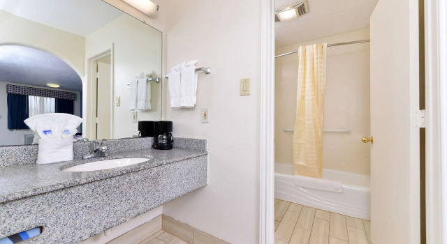Четырёхместный номер Standard Americas Best Value Inn and Suites Houston/Northwest Brookhollow