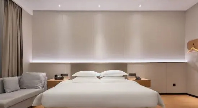 Кровать в общем номере Happy Movie Hotel (Wanning High Speed Rail Station Store)
