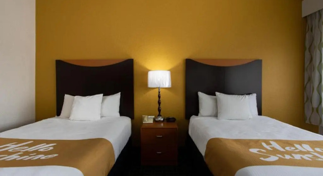 Четырёхместный номер Standard с видом на город Days Inn by Wyndham Absecon Atlantic City Area