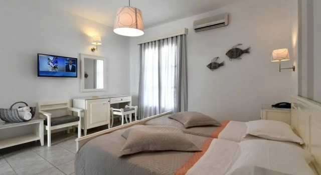 Кровать в общем номере Kosmitis Suites & Villas