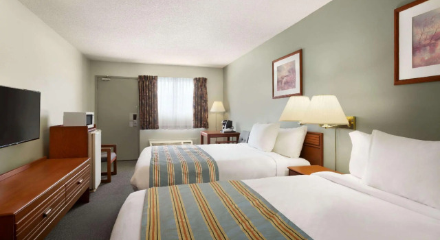 Четырёхместный номер Standard Econo Lodge Inn & Suites Cranbrook