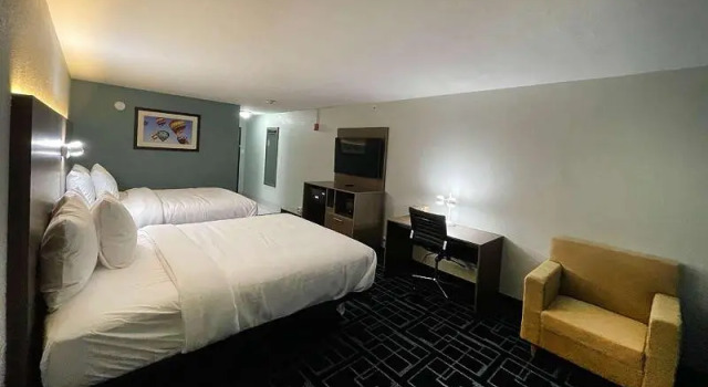 Четырёхместный номер Standard с балконом Отель Baymont by Wyndham East Ridge