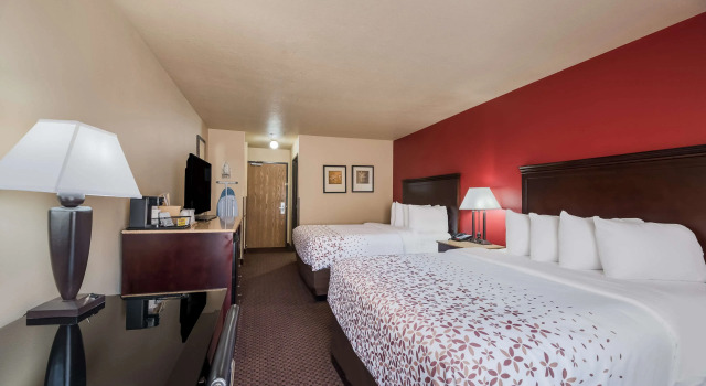 Четырёхместный номер Standard SureStay Plus Hotel by Best Western Silver City