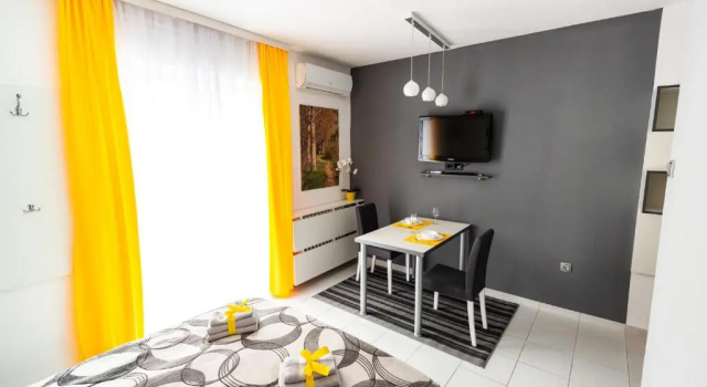 Апартаменты BLACK & YELLOW Centrally located studio