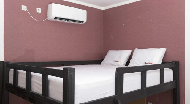 RedDoorz near University of Indonesia, Book Hotel Depok West Java