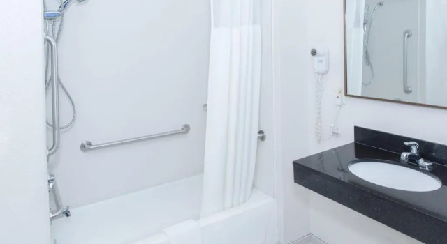 Номер Standard AmericInn by Wyndham Hays