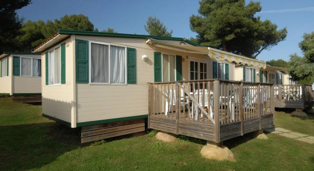 Carefully Furnished Chalet With a Terrace, 10 km. From Pula, Забронировать Шале Коттеджи Баньоле, Коттедж