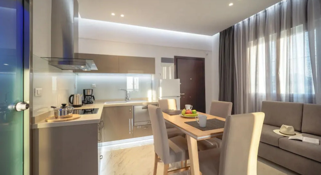 Четырёхместный люкс Executive с 2 комнатами с балконом Elysian Suites