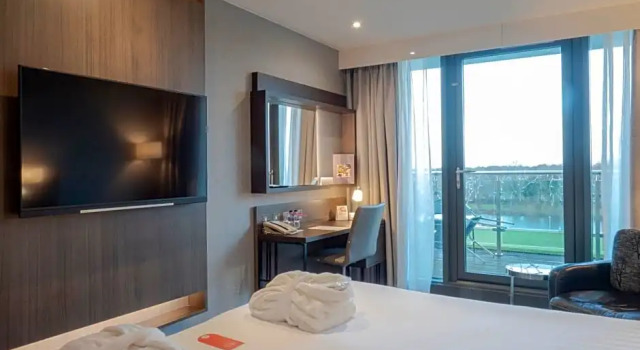 Номер Standard с видом на реку Crowne Plaza London - Kingston by IHG