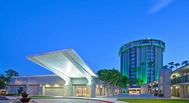 Кровать в общем номере Holiday Inn Long Beach - Airport by IHG