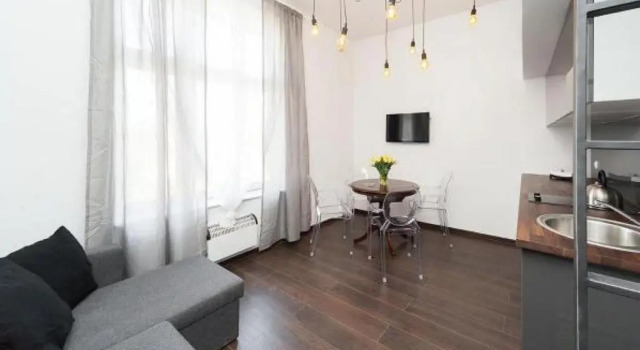 Апартаменты Deluxe 2 Nights Apartments - great location, right next to Main Rail and Bus Station, 10 min to Main Square by foot