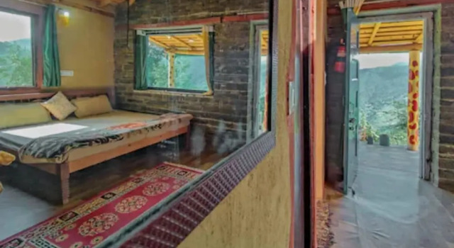 Кровать в общем номере Goroomgo Zen Oaks Homestay Café Almora