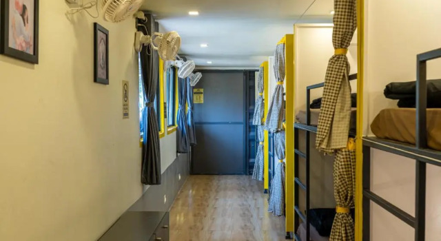 Кровать в общем номере The Hosteller Lonavala