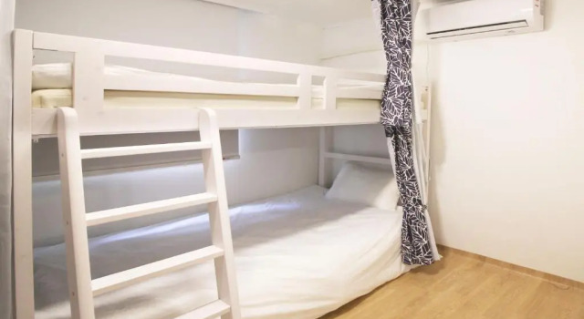 Кровать в общем номере MTT Guest House