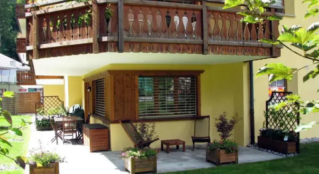 Haus Rätia, Klosters Platz, Book Hotel Klosters-Serneus 