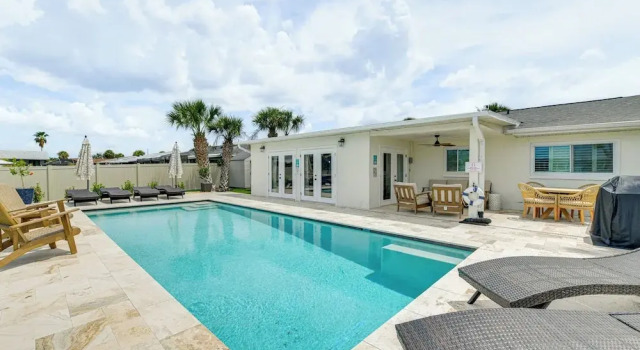 Коттедж Private Pool w/ Canal Views: Apollo Beach Getaway