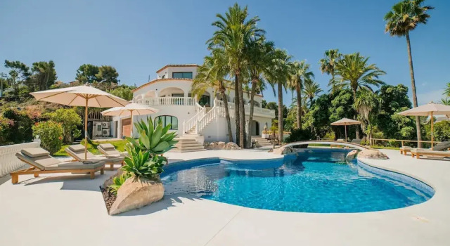 Вилла Superb Villa With Private Lagoon Pool