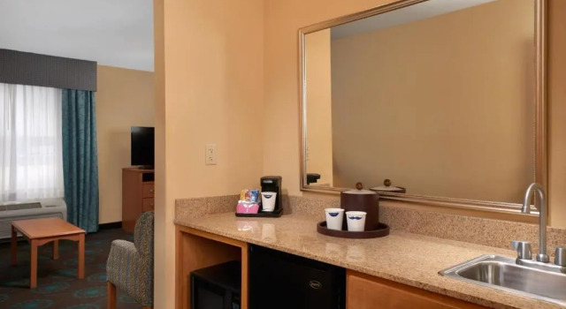 Студия Hampton Inn & Suites Canton