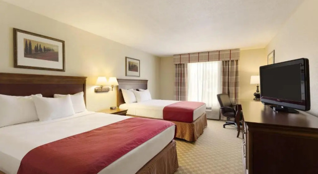 Четырёхместный номер Standard Country Inn & Suites by Radisson, Nevada, MO
