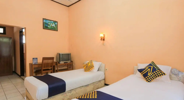 Economy Twin room OYO 2465 Hotel Raung View