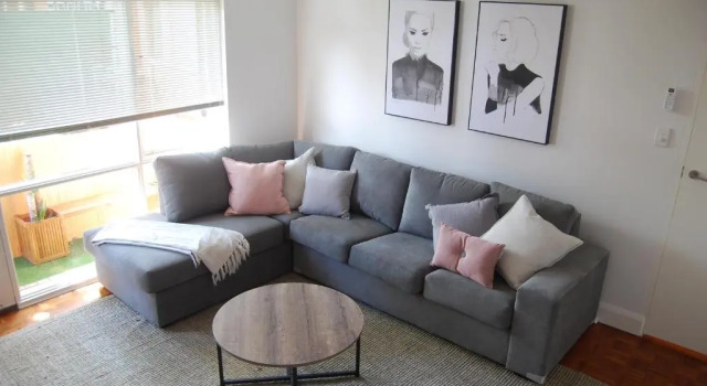 Balcony Retreat with 50in TV Netflix, Book Hotel Melbourne 