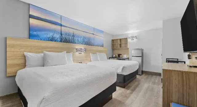 Четырёхместный люкс Days Inn & Suites by Wyndham Texas City - Galveston Area