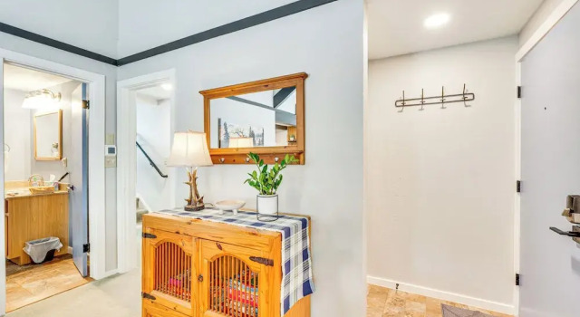 Cozy Estes Park Condo w/ Balcony + Fireplace!, Забронировать Апартаменты/квартира Отели Эстес-Парк с парковкой, рядом с Lake Estes 9-Hole Golf Course, Парковка