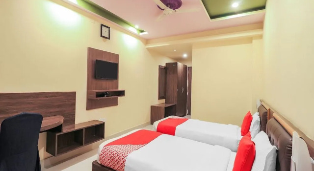 OYO 7583 Hotel Suraj Palace 1