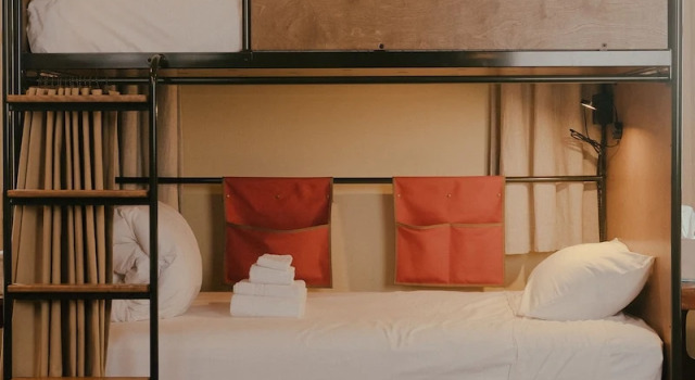 Кровать в общем номере KEX Hotel