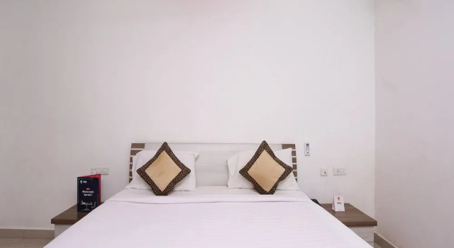 Capital O 10970 Hotel Krishna Palace, Забронировать Отель Отели Горакхпур 3 звезды, 3*