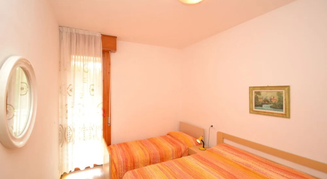 Enjoy the sun From our Lovely Terrace, Prenota Appartamento Hotel a Veneto con parcheggio, Parcheggio