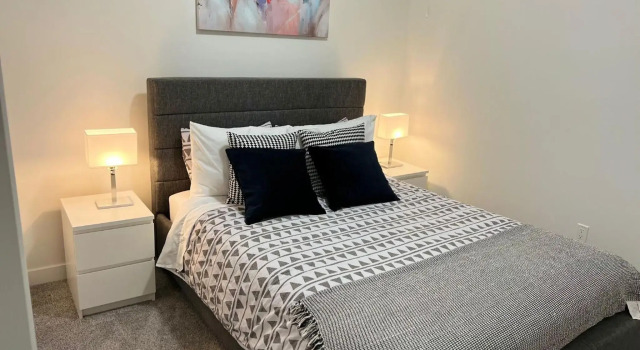 Beautiful 2 bedroom home away from home, Rezerwuj Hotel Hotele w Calgary Region z parkingiem, Parking