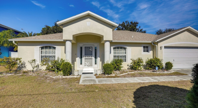 8 Mi to Sea! Snowbird Haven w/ Porch in Palm Coast