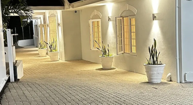 Вилла 2 Bed Villa - Sleeps 4 - Pets - Pool - Garden