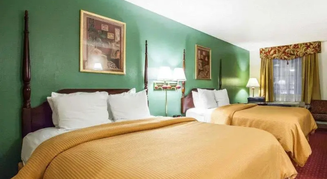 Четырёхместный номер Standard с балконом Clarion Inn Branson