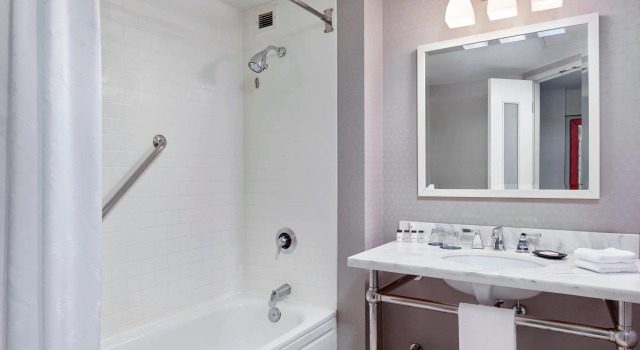 Четырёхместный клубный номер Standard с видом на гавань Sheraton Erie Bayfront Hotel