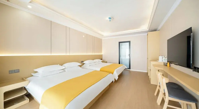 Четырёхместный номер Standard с балконом и с видом на сад Shanghai Modu Yunlu Parent-Child Hotel