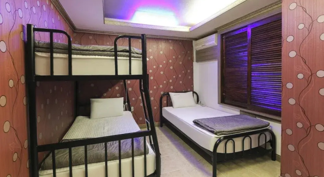 Трёхместный семейный номер Standard c 1 комнатой Brown Hotel