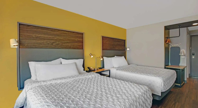 Четырёхместный номер Standard Tru by Hilton Stoughton