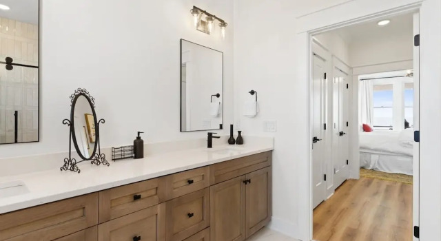 Коттедж 1040 Break / 1040 Ocean Blvd West 4 Bedroom Home by RedAwning