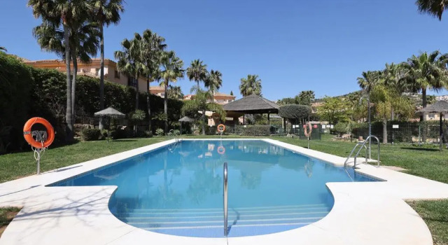 Коттедж 097 Beautiful 4 Bed Spanish Style Townhouse With Private Garden and BBQ