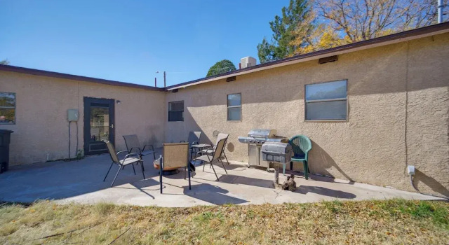 Коттедж 1 Mi to Enmu: Portales Family Home w/ Yard!